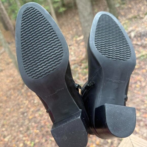 late 00’s era "Naturalizer" black leather ankle boots ~ w/ 2" block heel & studs - Picture 4 of 8